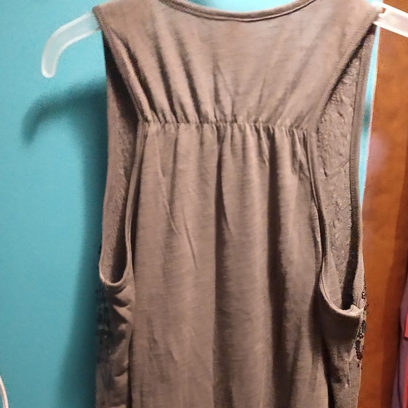 ✨ Sparkly, sequined, flowy gray tank - Picture 7 of 9